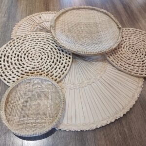 COMPOSIÇÃO DE PAREDE PALHA CESTOS E PENEIRA DE PALHA NATURAL