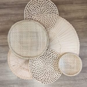 COMPOSIÇÃO DE PAREDE PALHA CESTOS E PENEIRA DE PALHA NATURAL