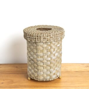 LIXEIRA EM PALHA NATURAL COM TAMPA RUSTICA