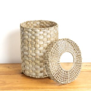 LIXEIRA EM PALHA NATURAL COM TAMPA RUSTICA