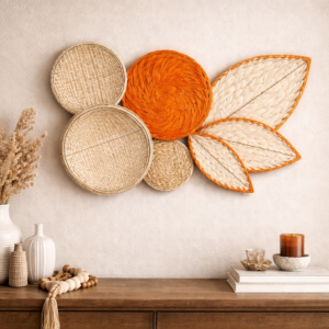 COMPOSIÇÃO DE PAREDE PALHA CESTOS E PENEIRA DE PALHA NATURAL LARANJA