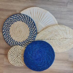 COMPOSIÇÃO DE PAREDE PALHA CESTOS E PENEIRA DE PALHA NATURAL AZUL